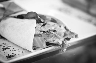 Yerel pazarda İtalyan panini ve İspanyol tapalarının lezzetli bir karışımı