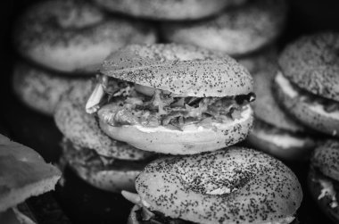 Yerel pazarda İtalyan panini ve İspanyol tapalarının lezzetli bir karışımı