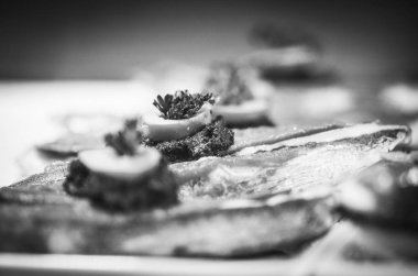 Yerel pazarda İtalyan panini ve İspanyol tapalarının lezzetli bir karışımı