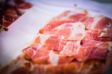 Yerel pazarda İtalyan panini ve İspanyol tapalarının lezzetli bir karışımı