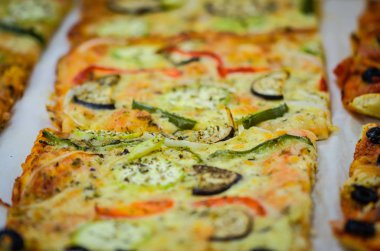 Yerel pazarda İtalyan panini ve İspanyol tapalarının lezzetli bir karışımı