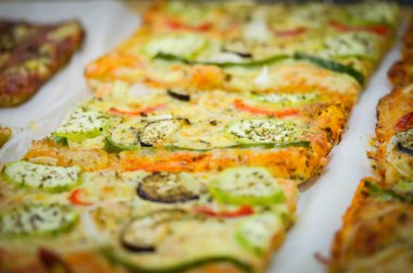 Yerel pazarda İtalyan panini ve İspanyol tapalarının lezzetli bir karışımı