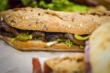 Yerel pazarda İtalyan panini ve İspanyol tapalarının lezzetli bir karışımı