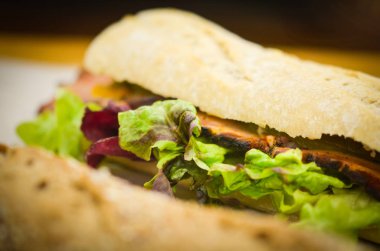 Yerel pazarda İtalyan panini ve İspanyol tapalarının lezzetli bir karışımı