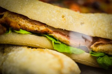 Yerel pazarda İtalyan panini ve İspanyol tapalarının lezzetli bir karışımı