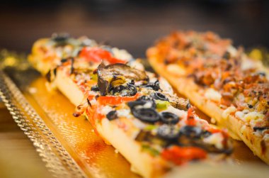 Yerel pazarda İtalyan panini ve İspanyol tapalarının lezzetli bir karışımı