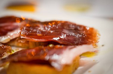 Yerel pazarda İtalyan panini ve İspanyol tapalarının lezzetli bir karışımı