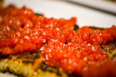 Yerel pazarda İtalyan panini ve İspanyol tapalarının lezzetli bir karışımı