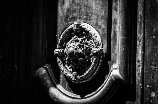 Old Doors Close View Knobs Design Elements Architecture Ancient Doors — Stockfoto