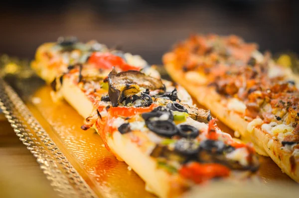 Yerel pazarda İtalyan panini ve İspanyol tapalarının lezzetli bir karışımı