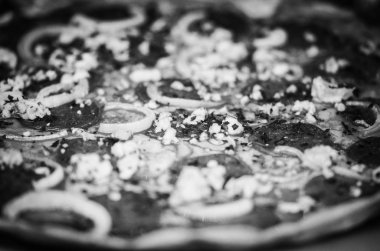 Lezzetli taze malzemeli İtalyan pizzası.