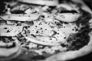 Lezzetli taze malzemeli İtalyan pizzası.