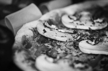 Lezzetli taze malzemeli İtalyan pizzası.