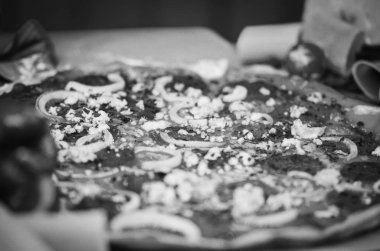 Lezzetli taze malzemeli İtalyan pizzası.