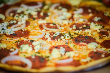 Lezzetli taze malzemeli İtalyan pizzası.