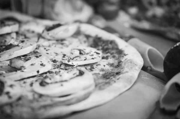 Läcker Italiensk Pizza Med Goda Färska Ingredienser — Stockfoto