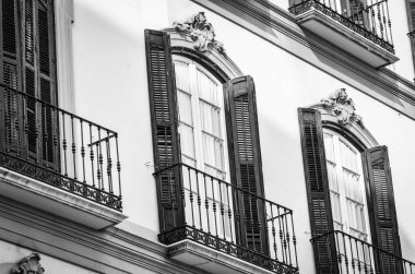 İspanyol şehirlerinin tarihi sokaklarına yakından bakın - mimari binalar, İspanyol tarzı, gaudi tasarımı, antik binalar