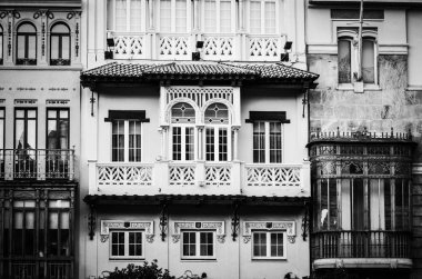 İspanyol şehirlerinin tarihi sokaklarına yakından bakın - mimari binalar, İspanyol tarzı, gaudi tasarımı, antik binalar