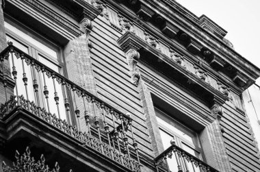 İspanyol şehirlerinin tarihi sokaklarına yakından bakın - mimari binalar, İspanyol tarzı, gaudi tasarımı, antik binalar