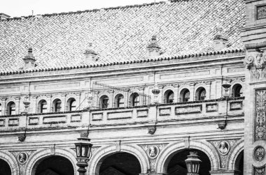 İspanyol şehirlerinin tarihi sokaklarına yakından bakın - mimari binalar, İspanyol tarzı, gaudi tasarımı, antik binalar