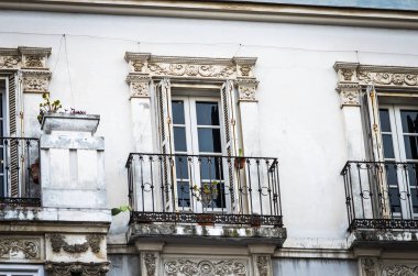 İspanyol şehirlerinin tarihi sokaklarına yakından bakın - mimari binalar, İspanyol tarzı, gaudi tasarımı, antik binalar