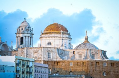 İspanyol şehirlerinin tarihi sokaklarına yakından bakın - mimari binalar, İspanyol tarzı, gaudi tasarımı, antik binalar