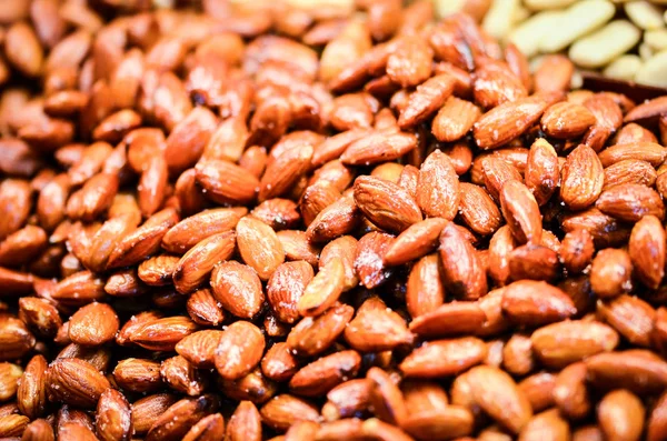 Lezzetli fındıklar ve tohumlar yerel İspanyol pazarında yakın görünüm