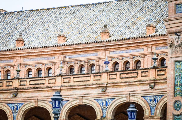 スペインの都市の歴史的な通りの近くのビュー 建築物 スペイン風 ガウディ設計 古代の建物 — ストック写真