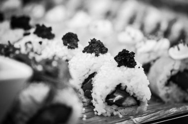 Taze balık ve lezzetli sebzeli lezzetli suşi yemeği.