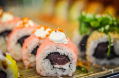 Taze balık ve lezzetli sebzeli lezzetli suşi yemeği.