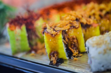 Taze balık ve lezzetli sebzeli lezzetli suşi yemeği.