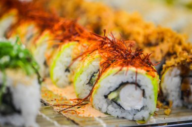 Taze balık ve lezzetli sebzeli lezzetli suşi yemeği.