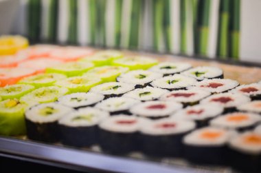 Taze balık ve lezzetli sebzeli lezzetli suşi yemeği.