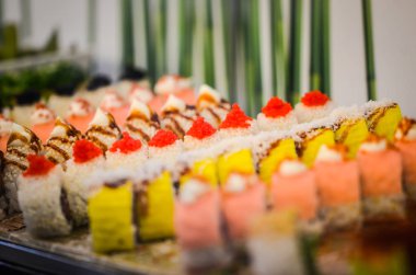 Taze balık ve lezzetli sebzeli lezzetli suşi yemeği.