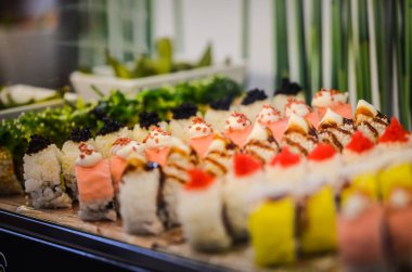 Taze balık ve lezzetli sebzeli lezzetli suşi yemeği.