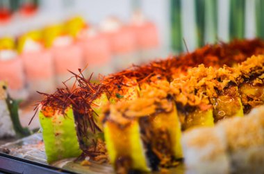 Taze balık ve lezzetli sebzeli lezzetli suşi yemeği.