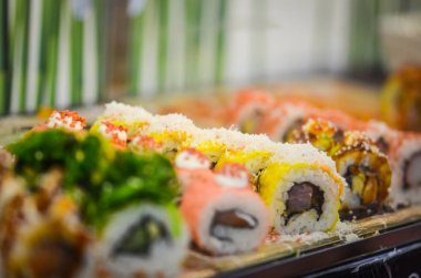 Taze balık ve lezzetli sebzeli lezzetli suşi yemeği.