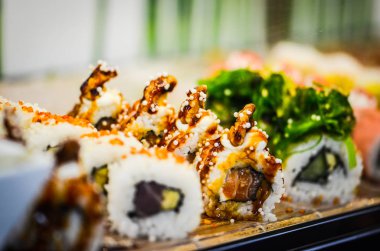 Taze balık ve lezzetli sebzeli lezzetli suşi yemeği.