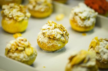 Lezzetli malzemeli ve taze meyveli ev yapımı mini kekler.