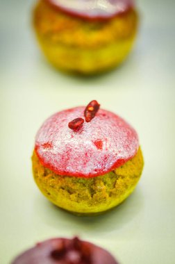 Lezzetli malzemeli ve taze meyveli ev yapımı mini kekler.