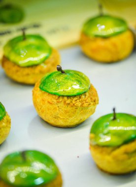 Lezzetli malzemeli ve taze meyveli ev yapımı mini kekler.