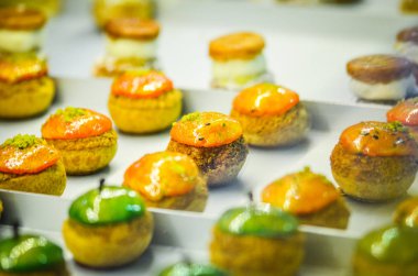 Lezzetli malzemeli ve taze meyveli ev yapımı mini kekler.