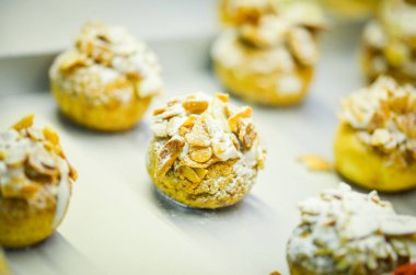 Lezzetli malzemeli ve taze meyveli ev yapımı mini kekler.