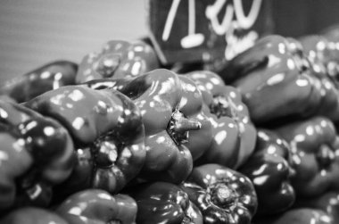 İspanyol yerel pazarında taze sebzeler kapanıyor.