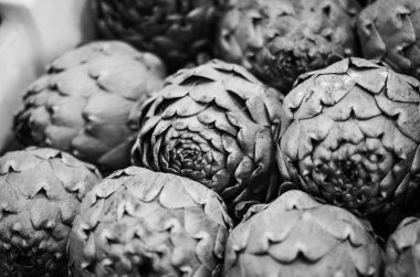 İspanyol yerel pazarında taze sebzeler kapanıyor.