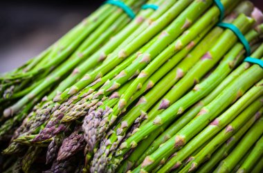 İspanyol yerel pazarında taze sebzeler kapanıyor.
