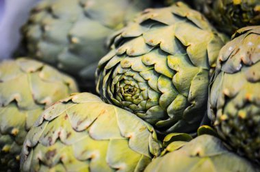 İspanyol yerel pazarında taze sebzeler kapanıyor.