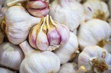 İspanyol yerel pazarında taze sebzeler kapanıyor.