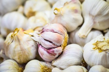 İspanyol yerel pazarında taze sebzeler kapanıyor.