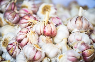 İspanyol yerel pazarında taze sebzeler kapanıyor.